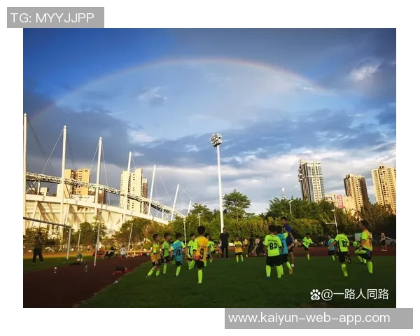 从路人眼中的足球巨星到球场传奇背后的真实故事